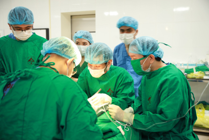 11 năm lọc máu, chàng trai 27 tuổi nhận món quà 'sự sống' từ cha